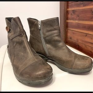 Keen Mora ankle boot with button